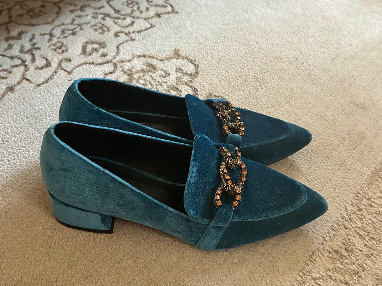 Mocassins en velours bleu canard avec chaîne strass – Primadonna