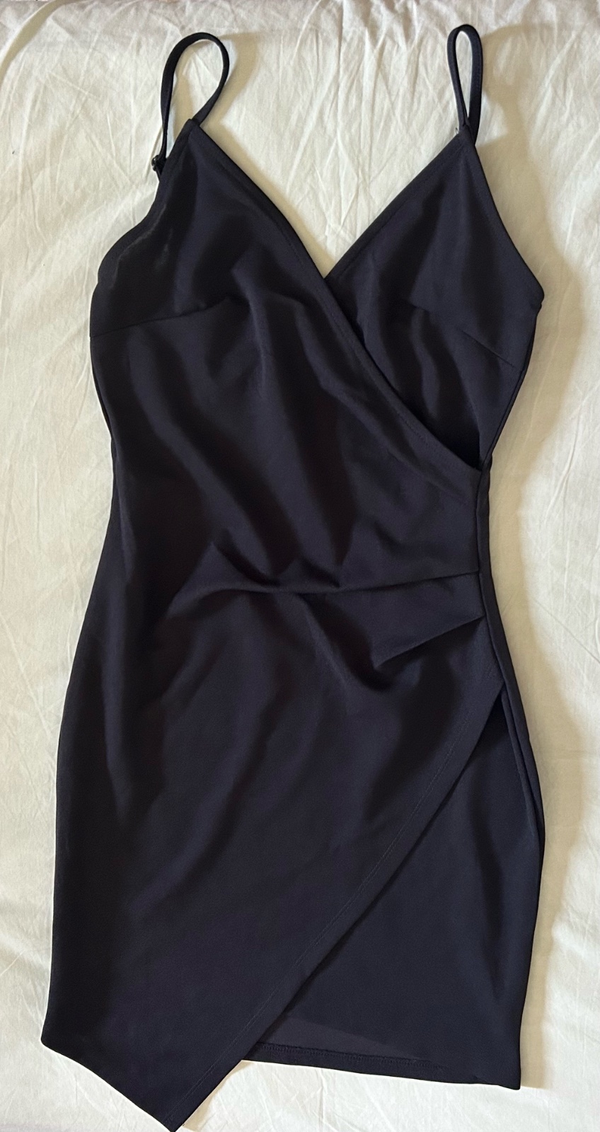 Petite robe noire drapée asymétrique – Taille XS (34)