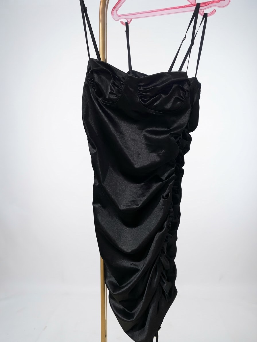 Mini-robe noire en satin