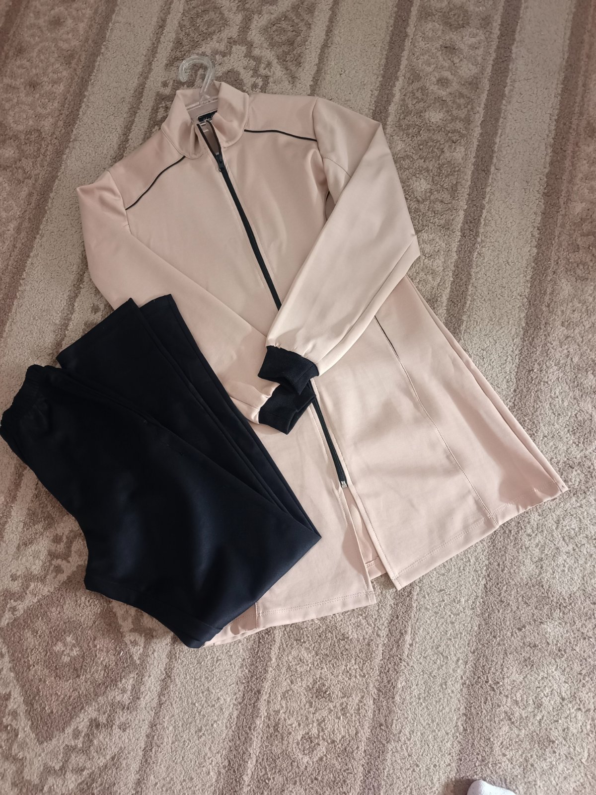 Survêtement haut en beige pantalon noir 