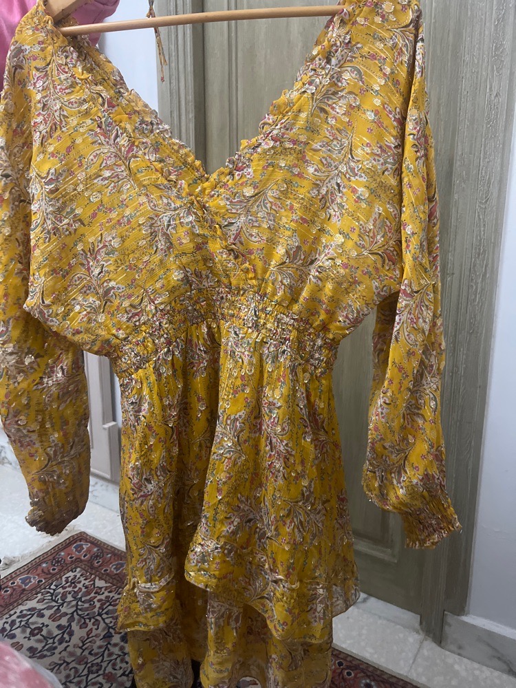 Robe en soie imprime a la feuille dor et smocks jaune taille 42 marque the 