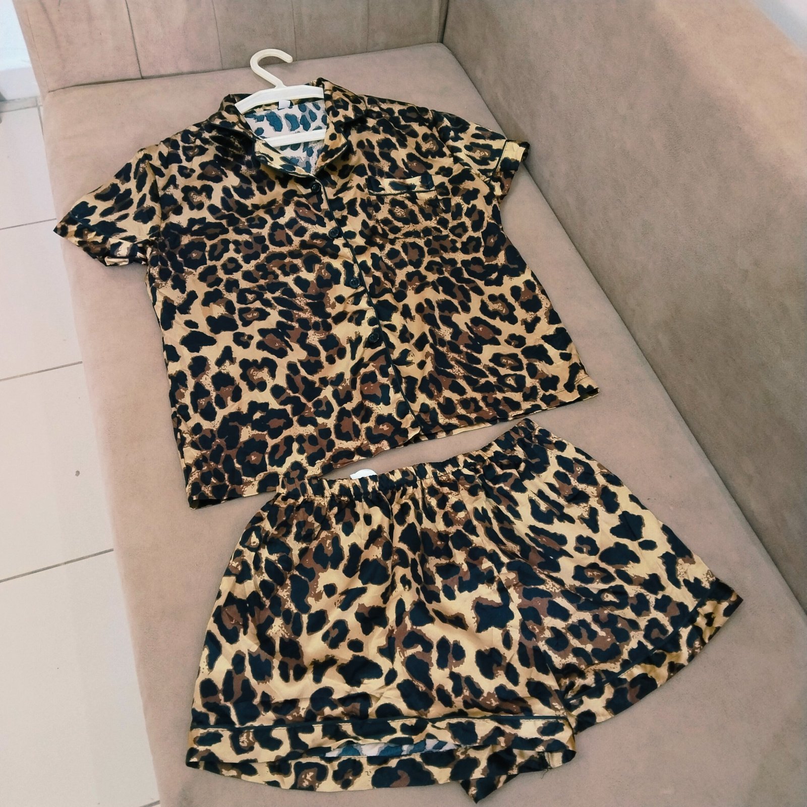 Pyjama tigré jamais porté en satin 