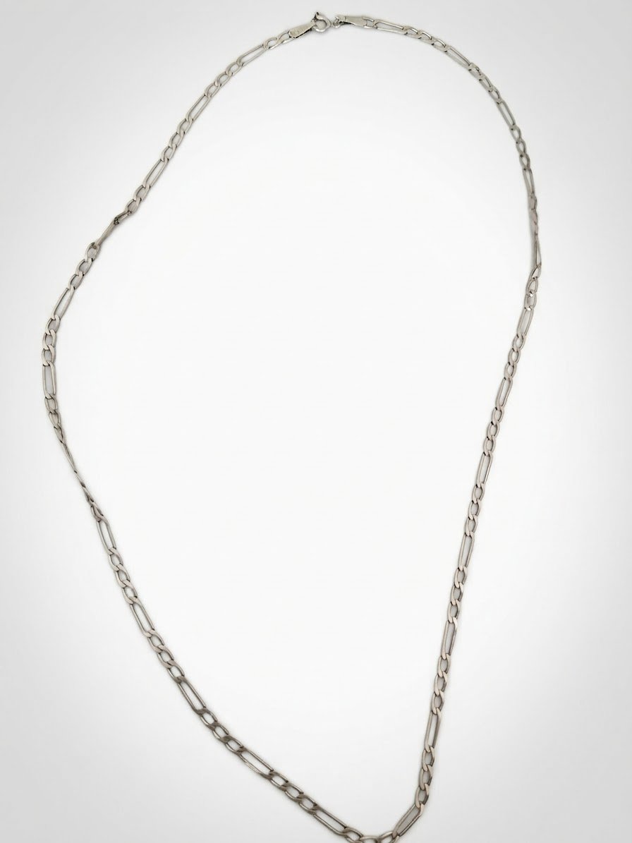 Un collier en argent