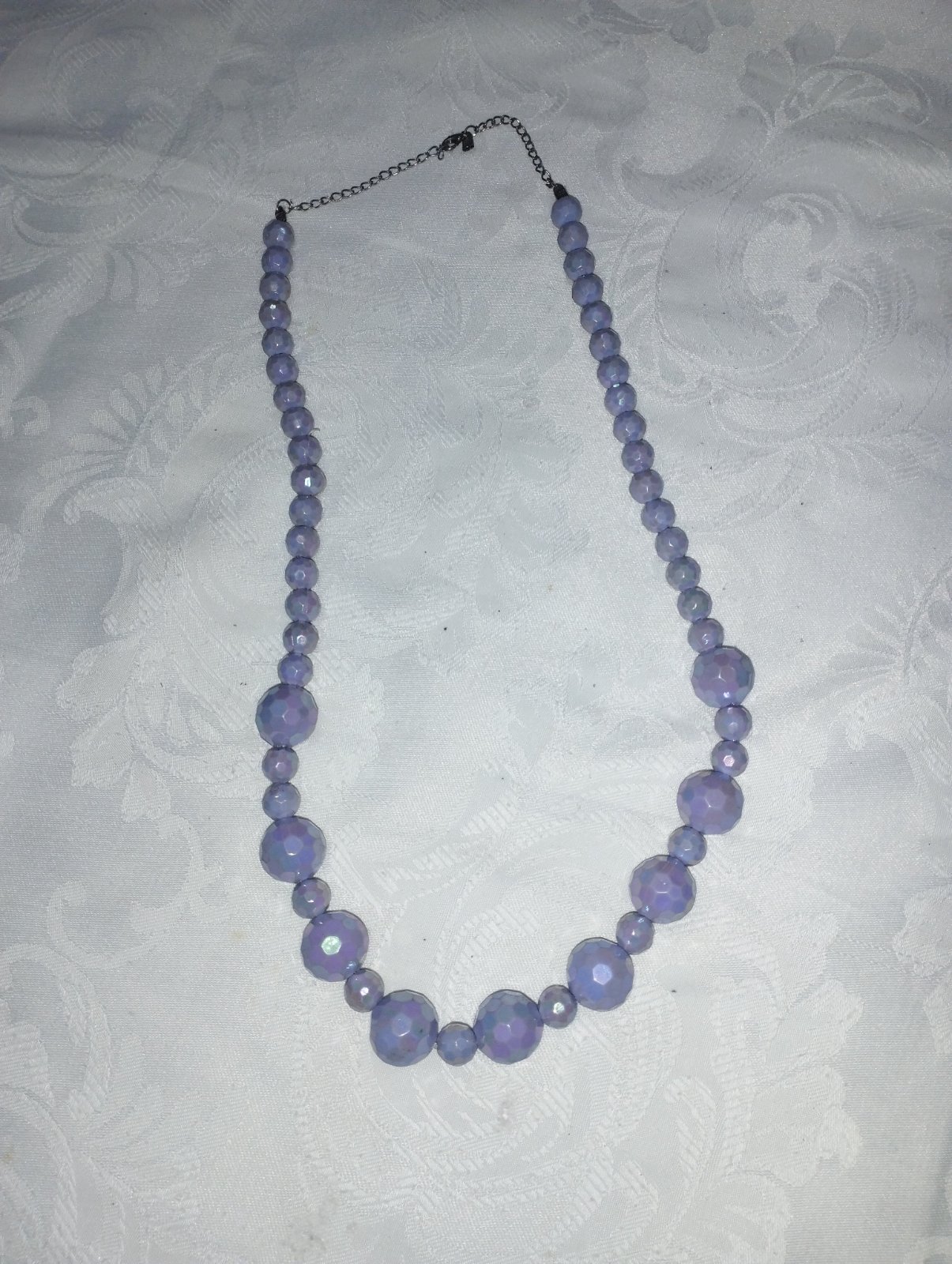 Collier à perles lilas
