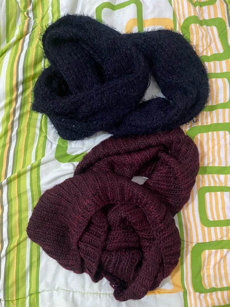 Lot deux cache-col noir et burgundy