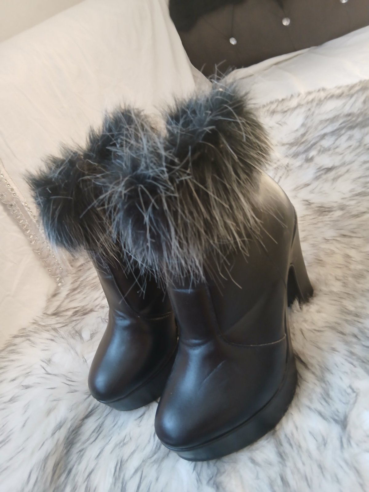 Bottines à talons hauts noires avec fourrure 