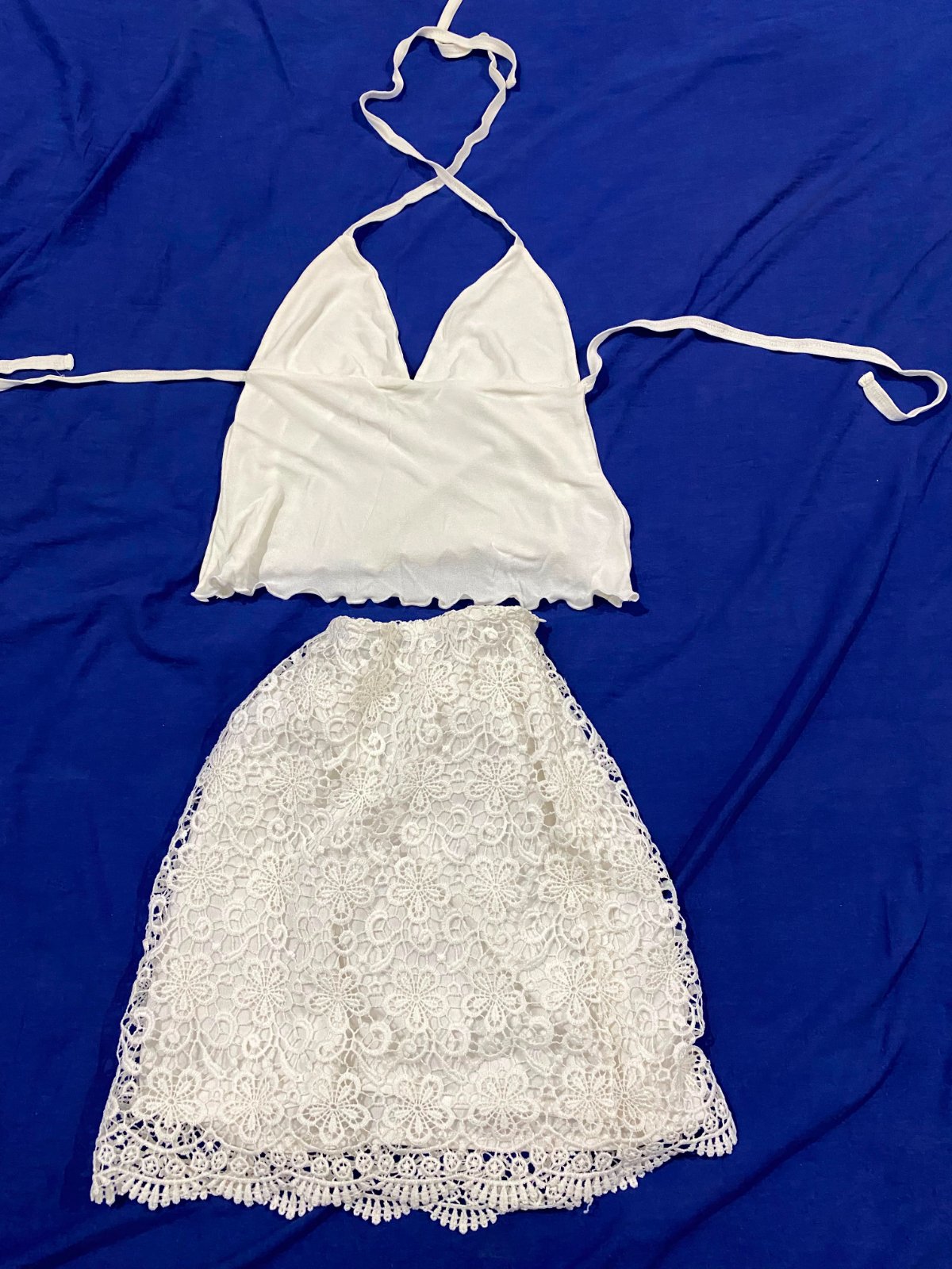 🤍 Lot 2 pièces blanc – Top halter + Jupe dentelle  📏 Taille : XS/S (haut) / S (jupe)