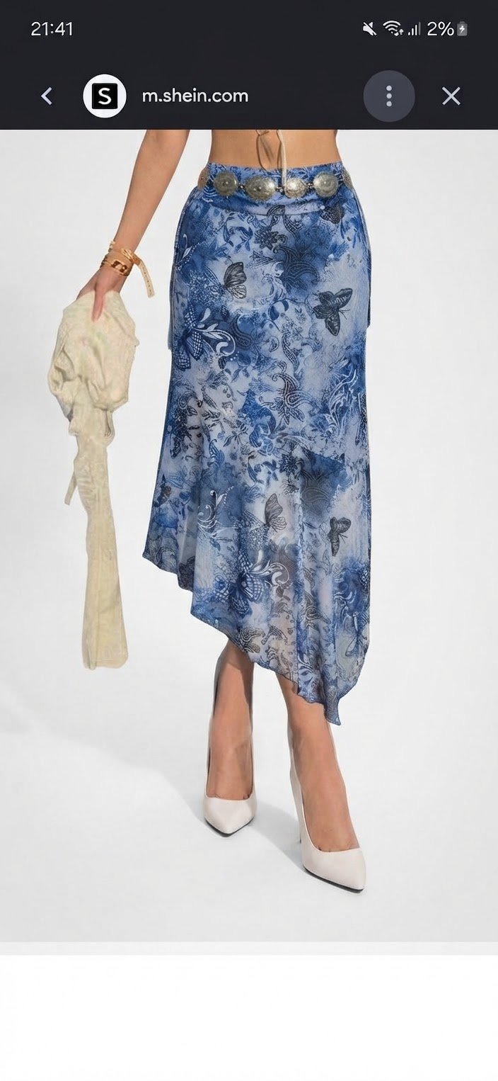 💙 Jupe longue fleurie bleue  📏 Taille : M/L 💰 Prix : 20 DT 🏷️ État : Peu portée  Jupe longue évasée à imprimé floral bleu tie-dy