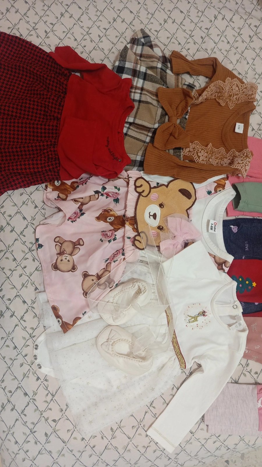 Je vide un lot pour fille (0_6 mois) forsa w kolhom jdod w fihom mouch malbousin jimla