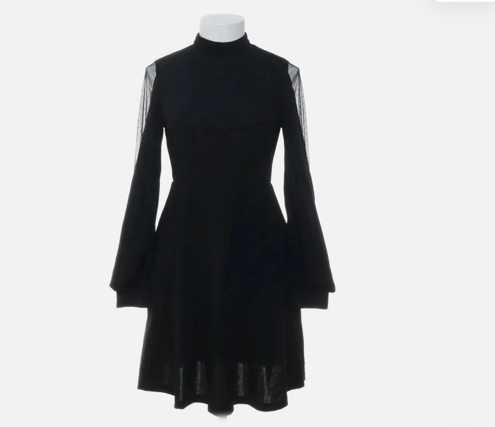 Black dress with dentelle in hands