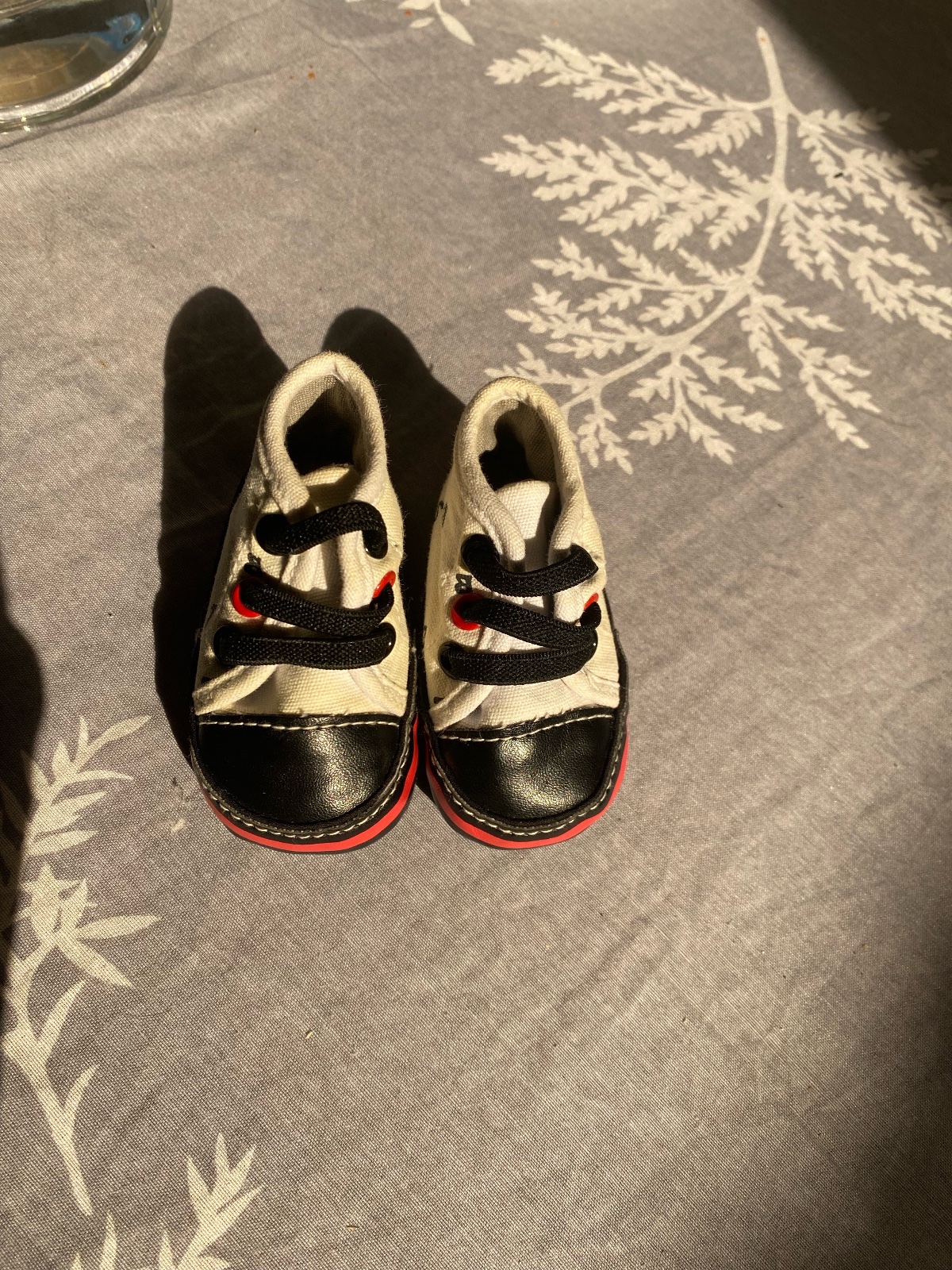 Basket bébé importation jamais porté sans défaut 