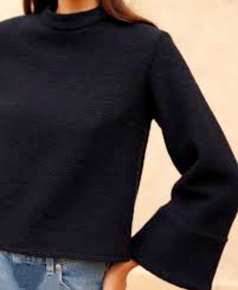 Pull Noir à Manches Cloche