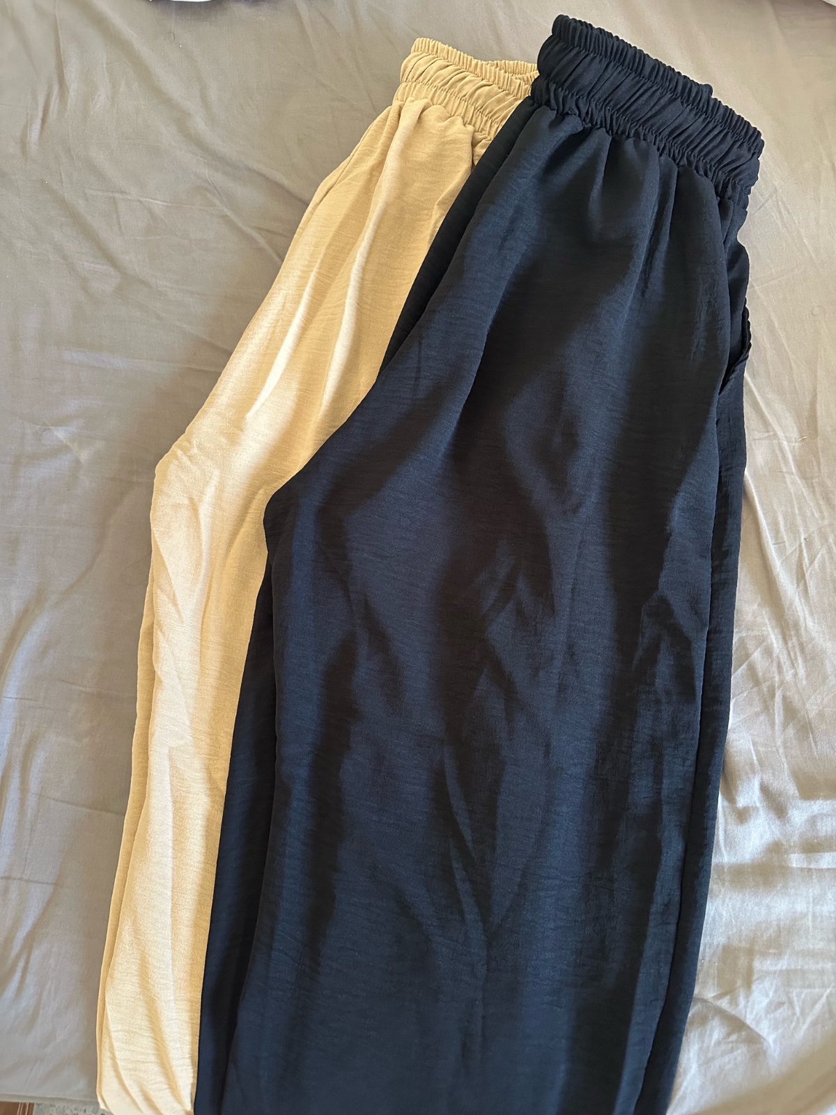 Pantalon noir ou beige de taille 2