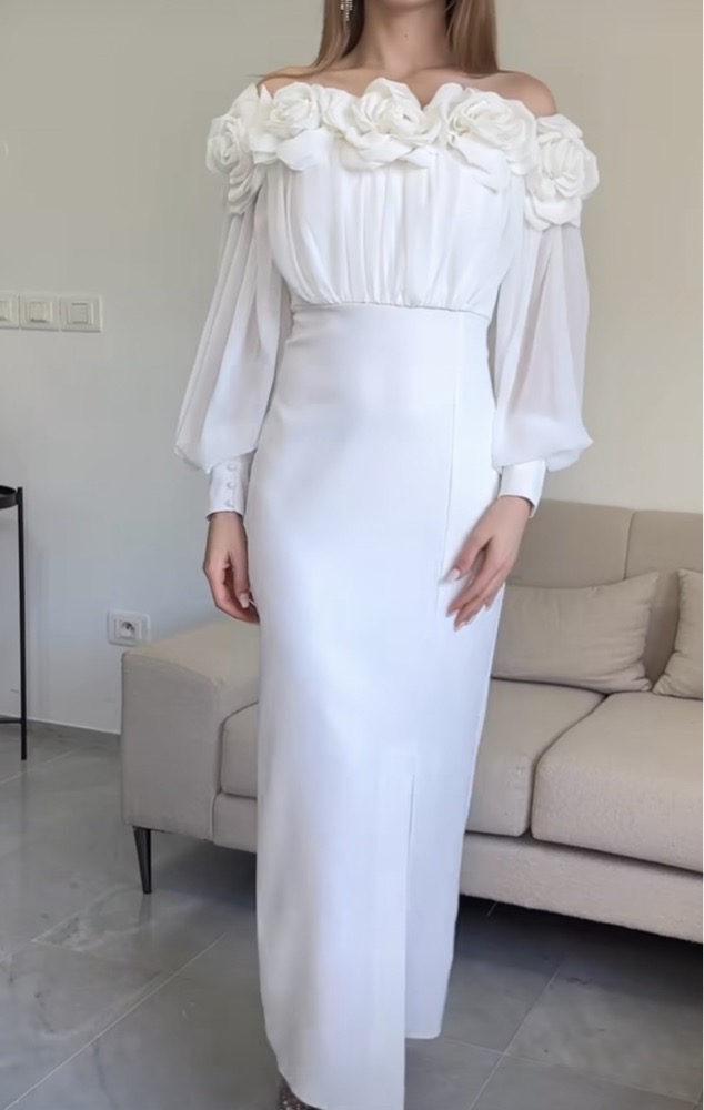 Robe blanche avec une petite fente