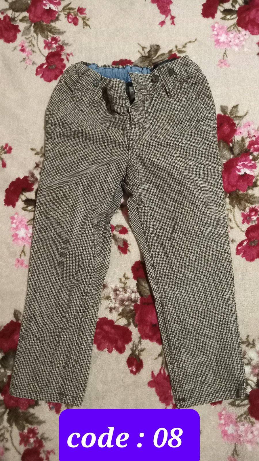 Un pantalon marron 